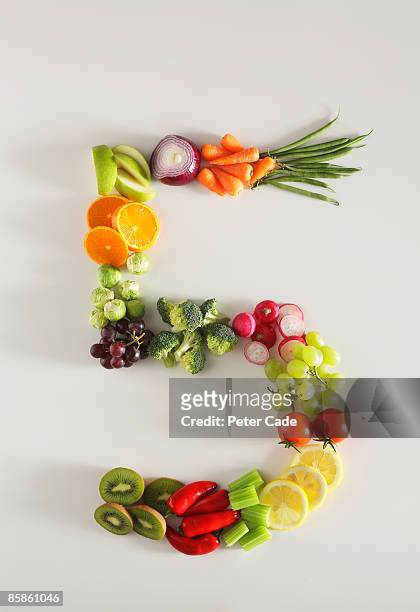 five a day fruit and vegetables - numbers stock-fotos und bilder