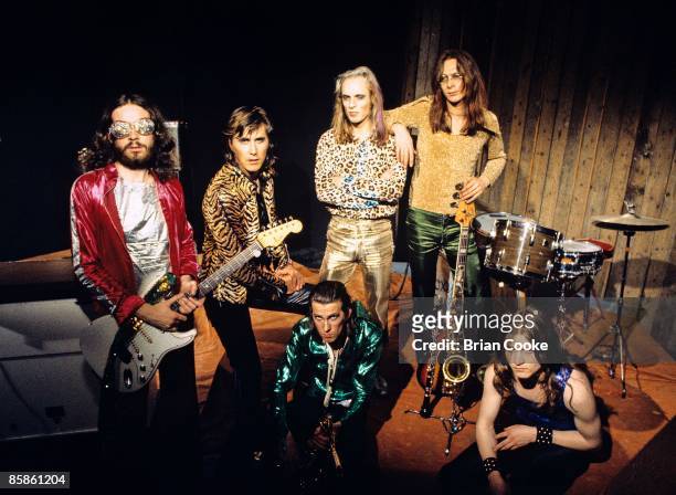 Phil Manzanera, Bryan Ferry, Andy Mackay Brian Eno, Rik Kenton, Paul Thompson , Roxy Music posed group shot at the Royal College Of Art video studio...