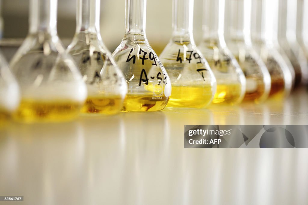 Glasses for chemical analysis of gold li