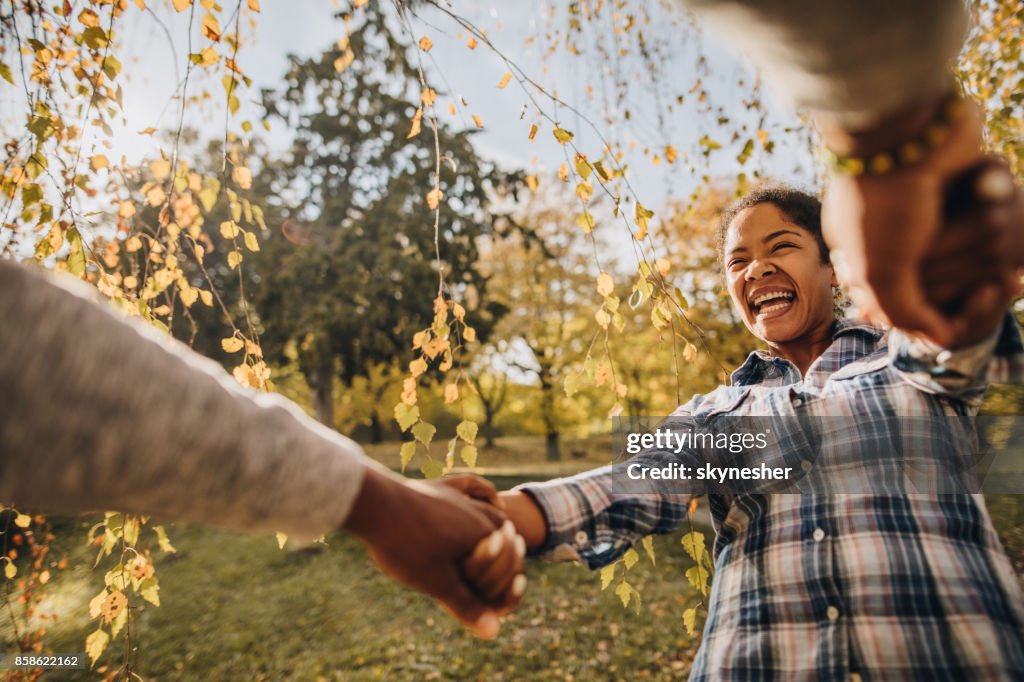 性格開朗的非洲裔美國老婦紡紗與她在自然中的男人。