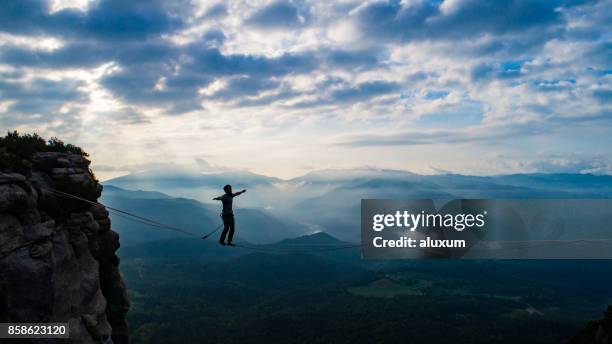 slacklining in de bergen - tightrope stockfoto's en -beelden