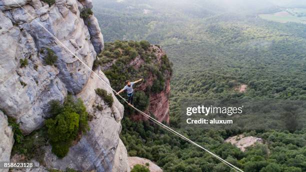 highlinen in den bergen - tightrope walking stock-fotos und bilder