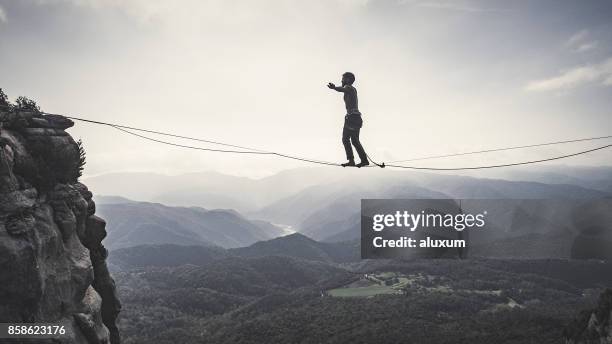 highliner su fune - slackline foto e immagini stock