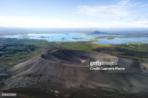 cratère hverfjall & lac myvatn - volcanic crater stock-fotos und bilder