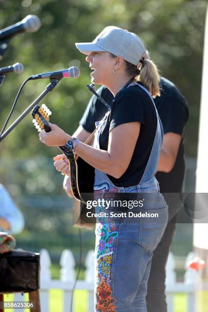 Singer Ter Ree 18 Terri Hendrix Stock Photos, High-Res Pictures, and Images - Getty Images