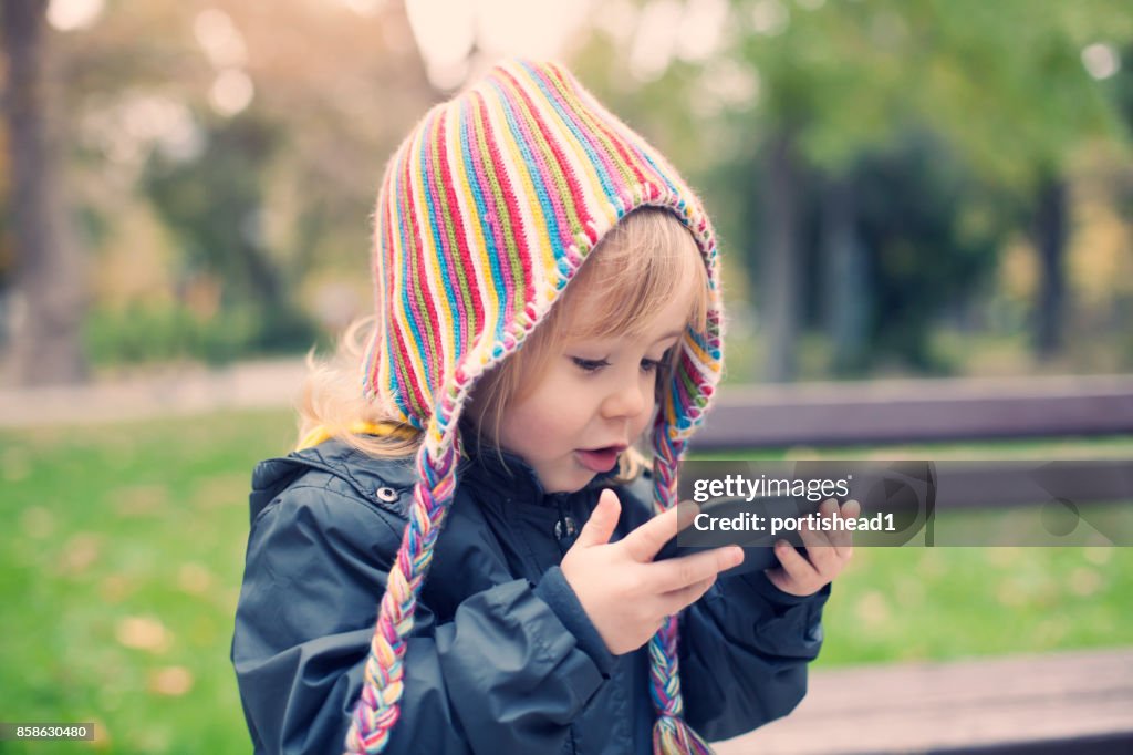 Kleines Kind mit Smartphone