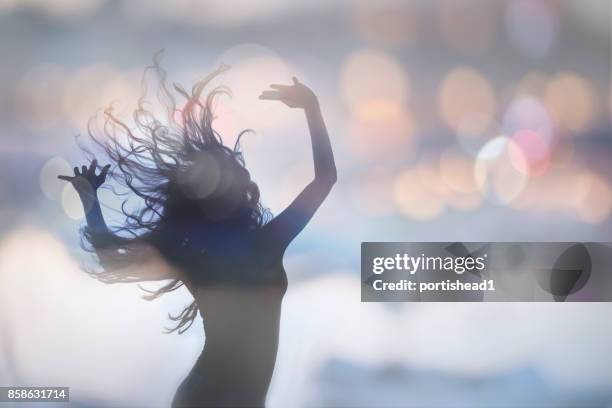 silhouette der weiblichen - happy dance silhouette stock-fotos und bilder