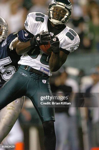 Philadelphia Eagles wide receiver Reggie Brown catches a touchdown pass in the 4th quarter against the Dallas Cowboys on Sunday, October 8, 2006 at...