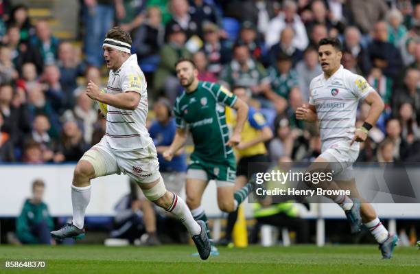 Will Evans of Leicester Tigers runs in to score their second try during the Aviva Premiership match between London Irish and Leicester Tigers at...