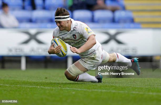 Will Evans of Leicester Tigers scores their second try during the Aviva Premiership match between London Irish and Leicester Tigers at Madejski...
