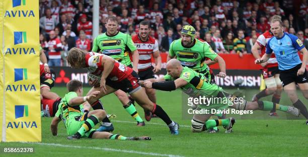 Billy Twelvetrees of Gloucester breaks away from Sam Dickinson to score their fourth try during the Aviva Premiership match between Gloucester Rugby...