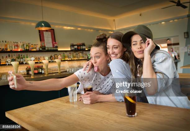 jonge volwassenen in de bar nemen selfie - lypseaus2015 stockfoto's en -beelden