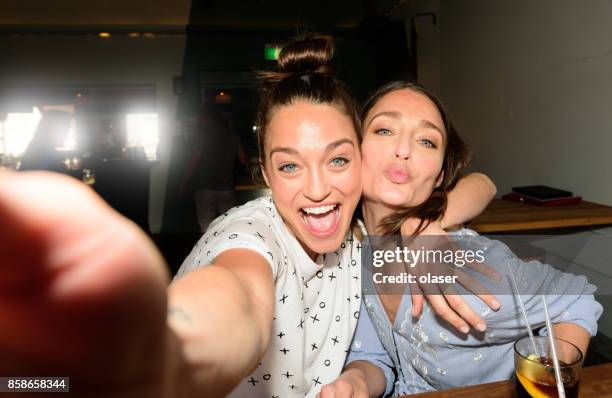 jonge volwassenen in de bar nemen selfie - friends in restaurant bar stockfoto's en -beelden