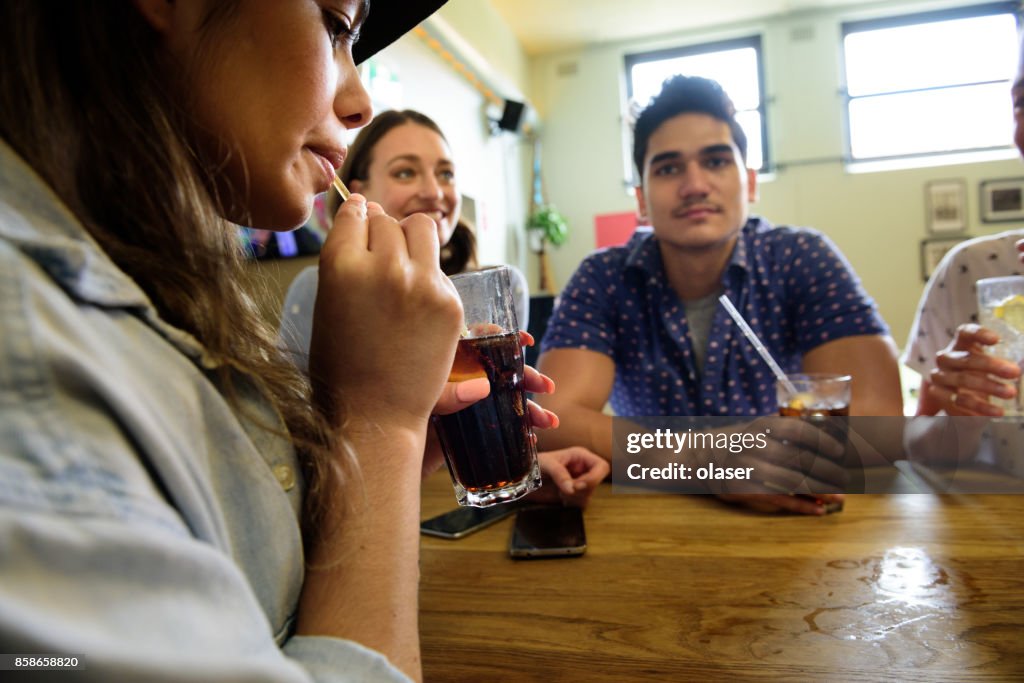 Focus op drinken, vrienden in staaf