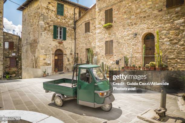 a piaggio ape parked in an alley of the village - montalcino imagens e fotografias de stock