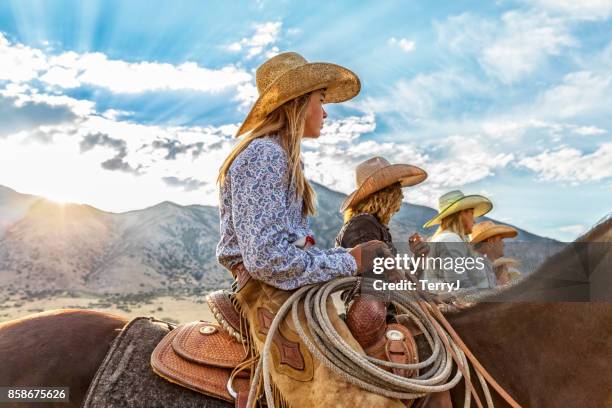 cowgirls und cowboys line-up wartet für eine fahrt in den morgen gehen - cowgirl stock-fotos und bilder