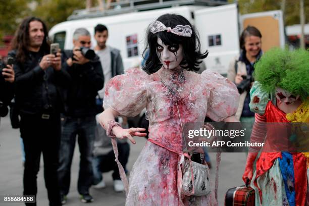 Participants attend the "Zombie Walk" in Paris on October 7, 2017. / AFP PHOTO / Thomas Samson