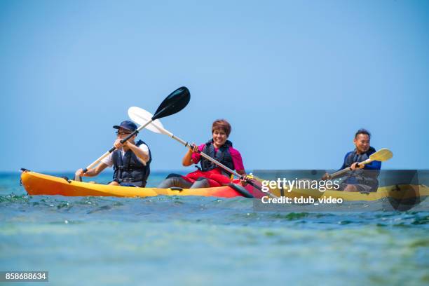 kajakfahren in okinawa - sea kayaking stock-fotos und bilder