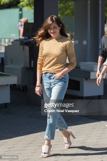 Kathryn Hahn visits 'Extra' at Universal Studios Hollywood on October 5, 2017 in Universal City, California.