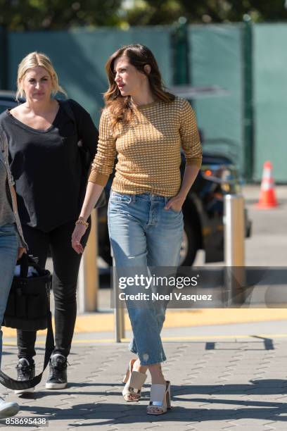 Kathryn Hahn visits 'Extra' at Universal Studios Hollywood on October 5, 2017 in Universal City, California.