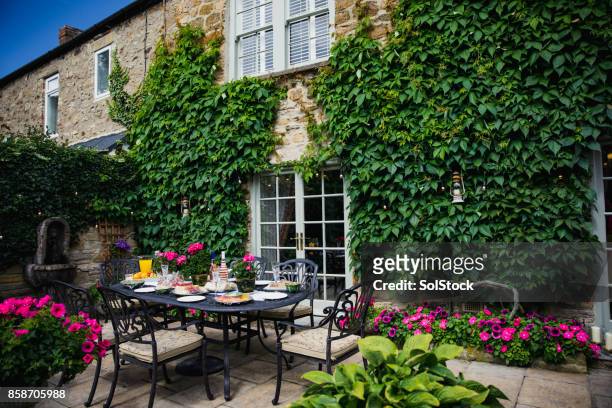 country cottage in england - english culture stock pictures, royalty-free photos & images