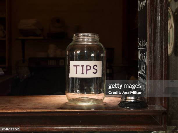 empty tip jar - trinkgeld stock-fotos und bilder