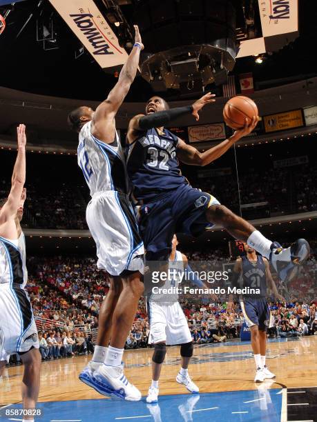 Mayo of the Memphis Grizzlies moves the ball against Dwight Howard of the Orlando Magic during the game on April 8, 2009 at Amway Arena in Orlando,...