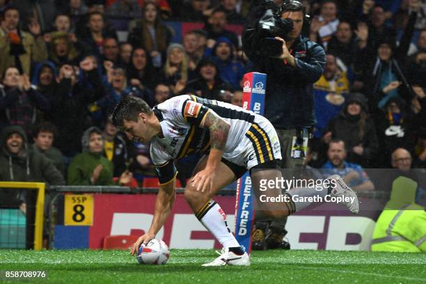Tom Briscoe of Leeds Rhinos scores a try during the Betfred Super League Grand Final match between Castleford Tigers and Leeds Rhinos at Old Trafford...