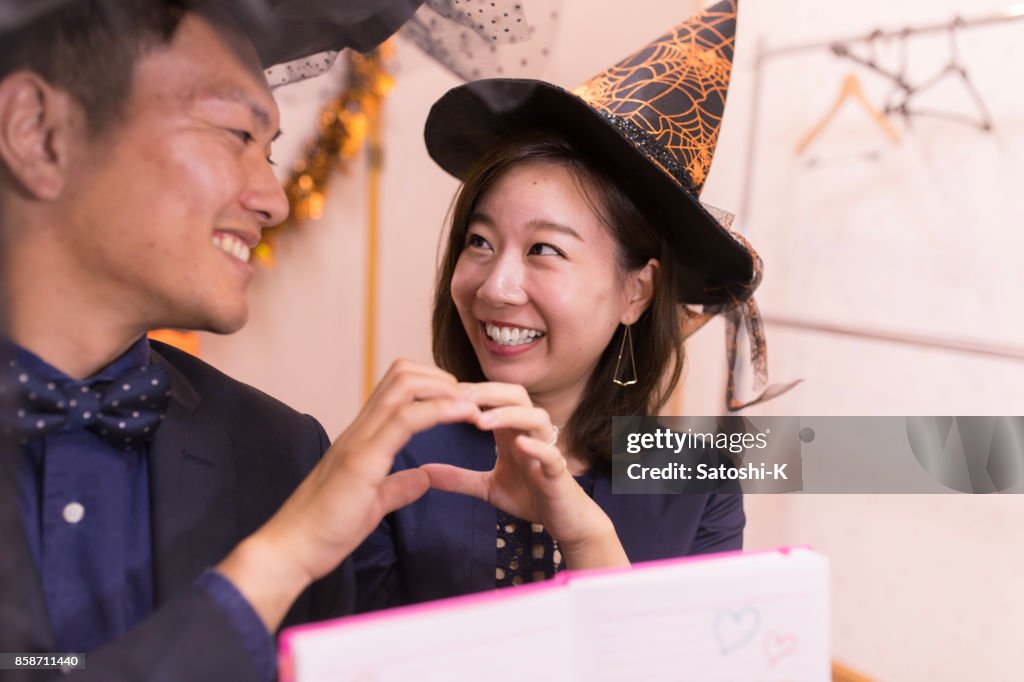 Casal jovem feliz olhando uns aos outros na festa