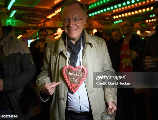 Stephan Weil, German Social Democrat and governor of the state of Lower Saxony, with a gingerbread heart while campaigning in Lower Saxony state...