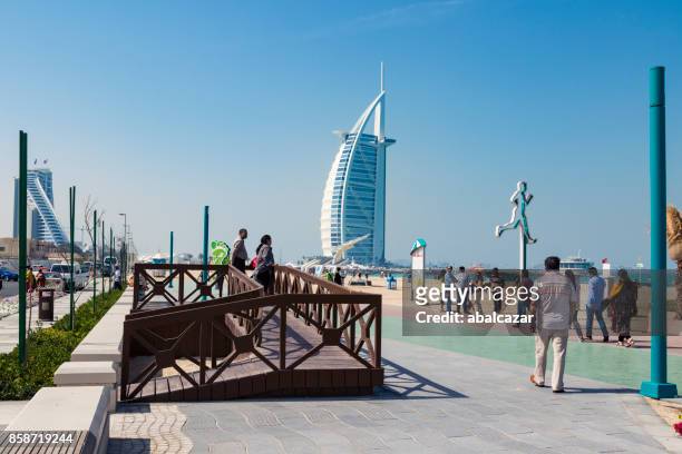 instalaciones visitantes en la playa de jumeira - hotel jumeirah beach fotografías e imágenes de stock