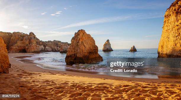 imágenes de paisaje marino de la playa de alvor portugal sol de finales de verano - distrito de faro portugal fotografías e imágenes de stock