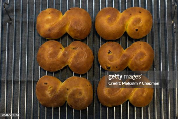 christmas in sweden - lussekatter - swedish saffron buns - sankta lucia 2015 stock pictures, royalty-free photos & images