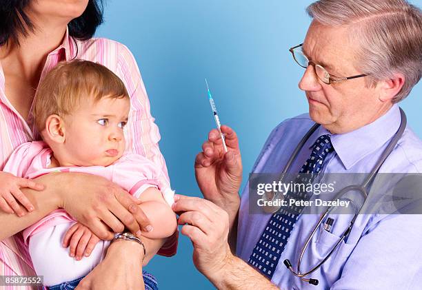 child having mmr injection. - mmr bildbanksfoton och bilder
