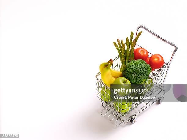5 fruit and vegetables in supermarket trolley - 5 am tag stock-fotos und bilder
