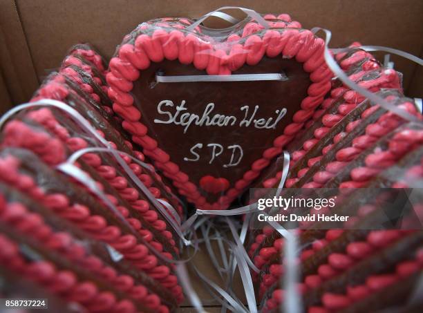 Gingerbread hearts with the name of Stephan Weil, German Social Democrat and governor of the state of Lower Saxony, are seen during campaigning in...