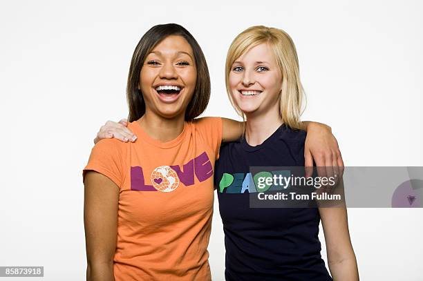 two teenage girls - alleen tienermeisjes stockfoto's en -beelden