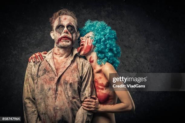 relation de couple de clown - monstre photos et images de collection