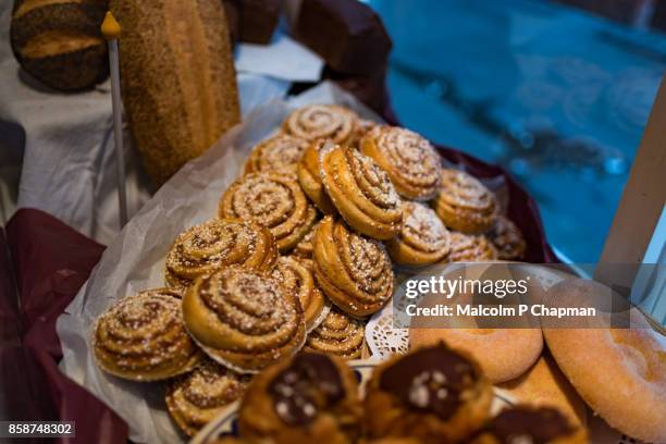 christmas in sweden - cinnamon buns in bakery display - swedish culture fotografías e imágenes de stock