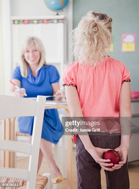 young girl with apple for teacher - queridinho do professor - fotografias e filmes do acervo
