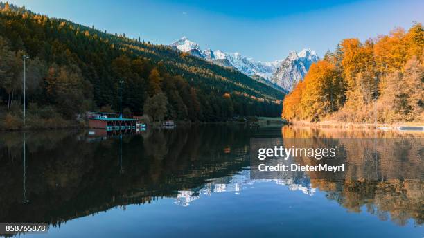 riessersee y zugzpitze en otoño - garmisch-partenkirchen, baviera - waxenstein fotografías e imágenes de stock