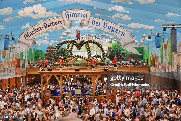 människor firar oktoberfest. münchen, bayern. - entertainment tent bildbanksfoton och bilder