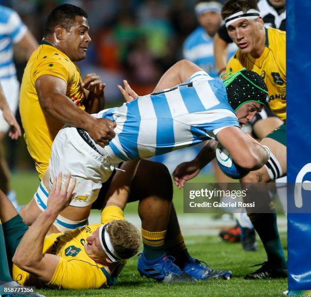 Matias Alemanno of Argentina scores a try during The Rugby Championship match between Argentina and Australia at Malvinas Argentinas Stadium on...