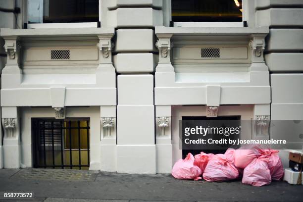 pink garbage bags - josemanuelerre fotografías e imágenes de stock