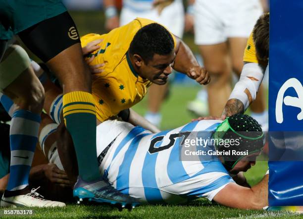 Matias Alemanno of Argentina scores a try during The Rugby Championship match between Argentina and Australia at Malvinas Argentinas Stadium on...
