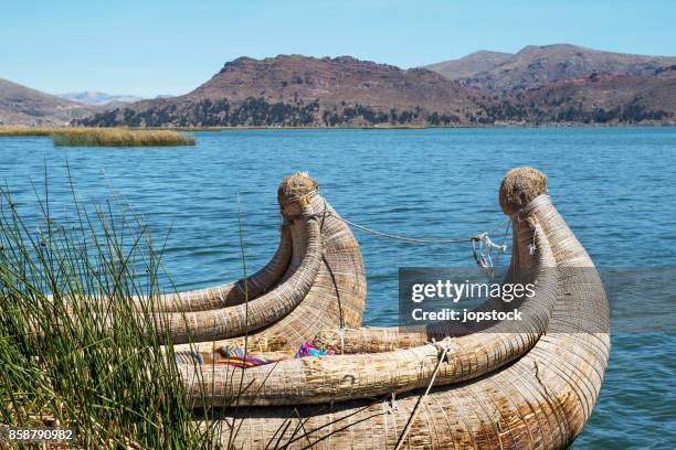 uros floating reed boats - uros inseln stock-fotos und bilder