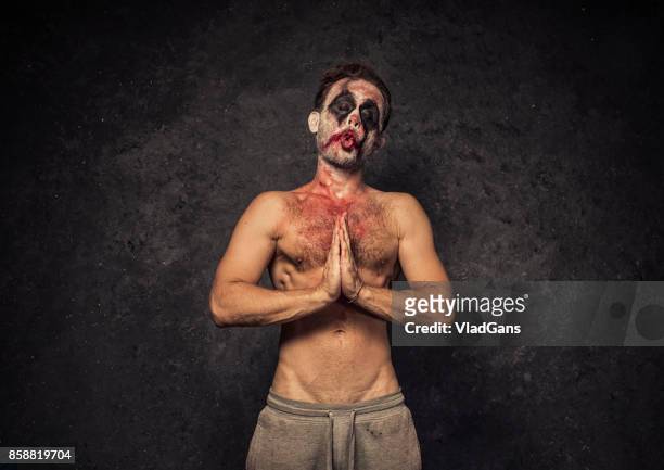 wütend halloween clown - bodybuilding furious stock-fotos und bilder