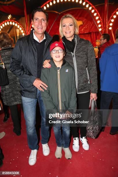 Marcus Hoefl and his son Luca Popp and his wife Maria Hoefl-Riesch during the premiere of the Circus Roncalli '40 Jahre Reise zum Regenbogen' on...