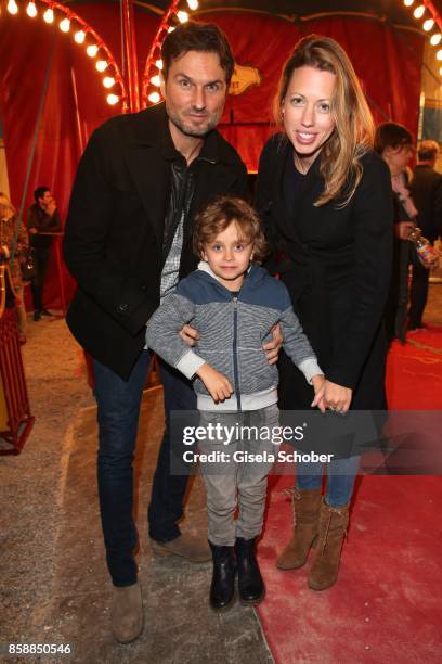 Simon Verhoeven and his son David Verhoeven and his partner Nina during the premiere of the Circus Roncalli '40 Jahre Reise zum Regenbogen' on...