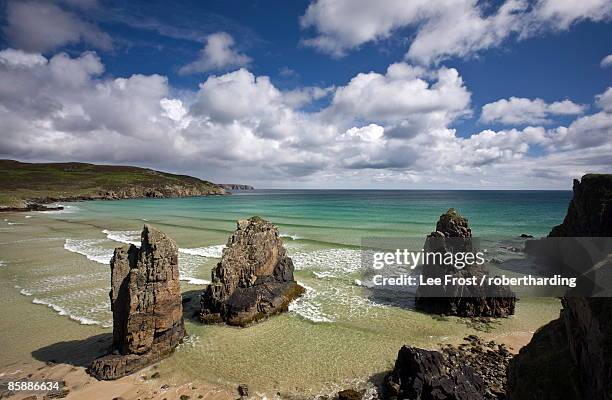 sea stacks on garry beach, tolsta, isle of lewis, outer hebrides, scotland, united kingdom, europe - day lewis imagens e fotografias de stock